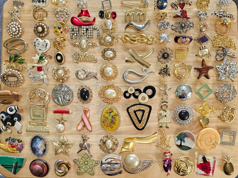 100 Piece Brooch Lot Vintage & Modern for Resellers Collectors Flea Markets